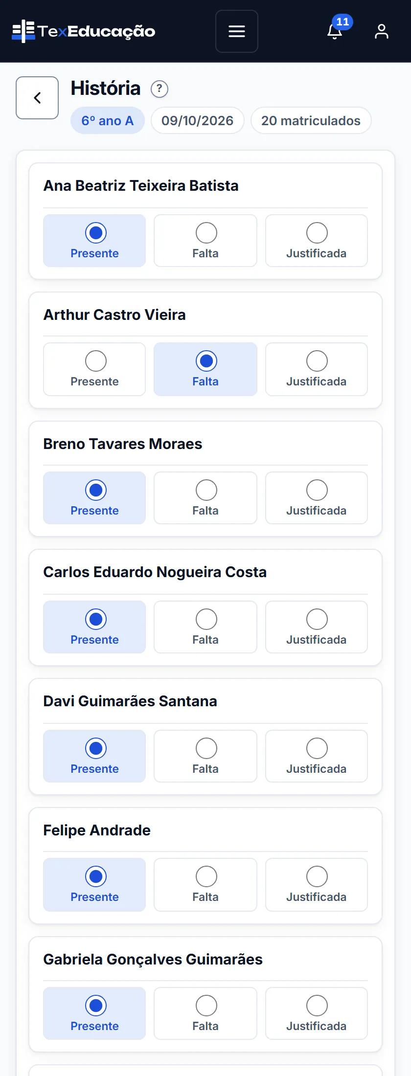 A mesma chamada aberta no celular, com a lista de estudantes e as opções presente, falta e falta justificada